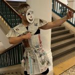 Ein Schüler trägt ein selbstgestaltetes Kostüm der Antike hergestellt aus Zeitungen.