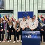 Eine Gruppe Schülerinnen und Schüler beim Besuch des Europa-Parlaments zusammen mit Frau Kindervater und Herrn Springer.