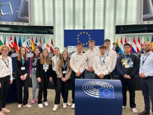 Eine Gruppe Schülerinnen und Schüler beim Besuch des Europa-Parlaments zusammen mit Frau Kindervater und Herrn Springer.