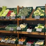 Ein Foto diverser Gemüsesorten, die im Hofladen zum Verkauf angeboten werden.