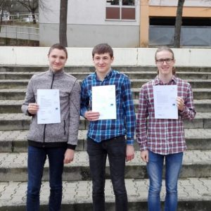 Die drei Schüler, die an der Modellierungswoche teilgenommen haben, mit ihren Zertifikaten.
