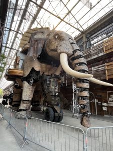 Ein Foto des Grand Elephant in Nantes, einer mobilen Elephantenskulptur, die 50 Passagiere aufnehmen und herumfahren kann.
